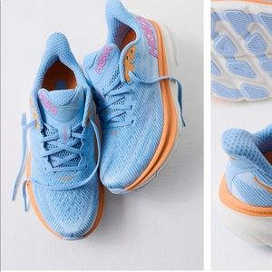 Women’s HOKA Clifton 9 Sneakers size 8 in Airy Blue / Ice Water